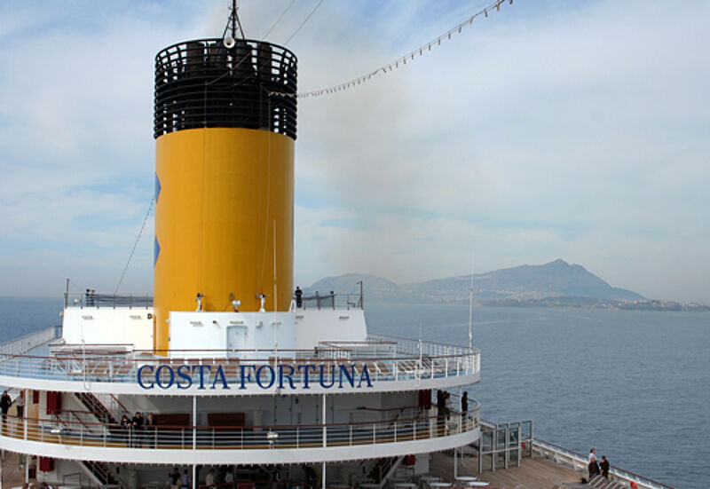 Die Costa Fortuna vor Ischia im Golf von Neapel