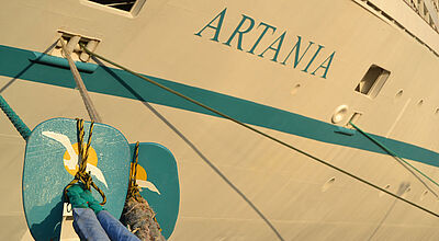 Das klassische Kreuzfahrtschiff Artania soll am 2. Dezember wieder seinen Fahrplan aufnehmen Bug Kreuzfahrtschiff mit Tauen