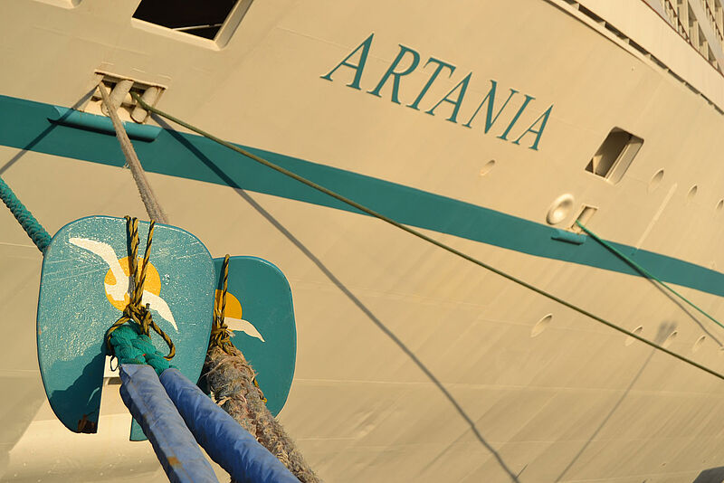 Bug Kreuzfahrtschiff mit Tauen