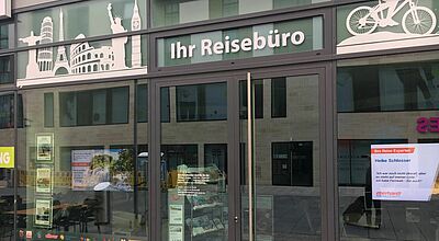 Reisebüros – im Bild das Eberhardt-Reise-Zentrum Passage Prager Spitze in Dresden – sind für die großen Pauschalreiseveranstalter der wichtigste Vertriebskanal. Foto: mg