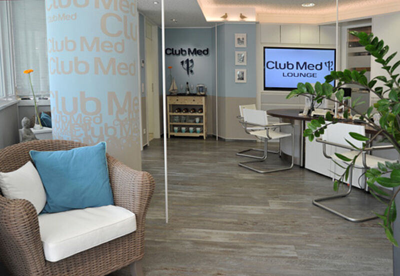 Farblich auf Club Med abgestimmt: Lounge im Reisebüro Droste in Düsseldorf