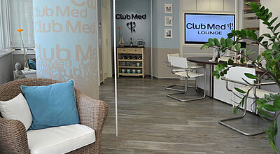 Farblich auf Club Med abgestimmt: Lounge im Reisebüro Droste in Düsseldorf