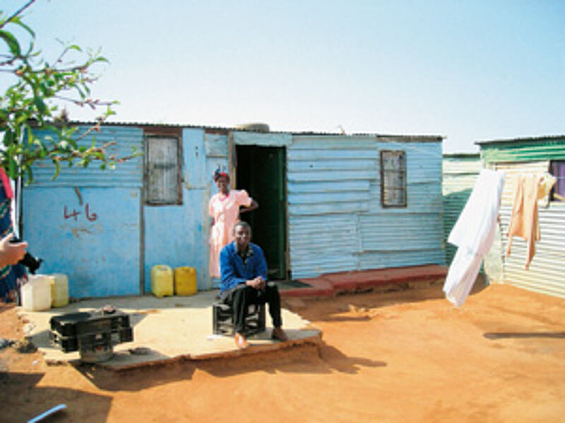 Elendsquartier in Soweto: eine Hütte aus Wellblech ohne Wasser und Strom.