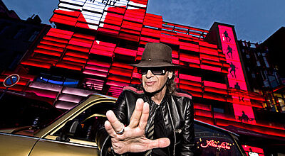 Immer rein mit euch: Udo Lindenberg empfängt die ersten Gäste in der „Panik City“