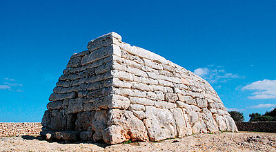 Einsam in der Landschaft: die archäologische Stätte Naveta des Tudons Einsam in der Landschaft: die archäologische Stätte Naveta des Tudons