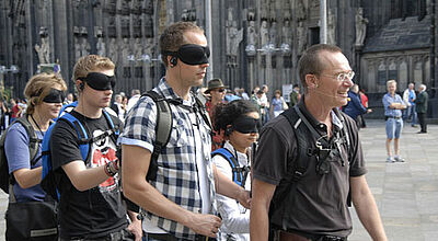Bei den Stadtführungen im Dunkeln werden die Teilnehmer mit blickdichten Schlafmasken ausgestattet