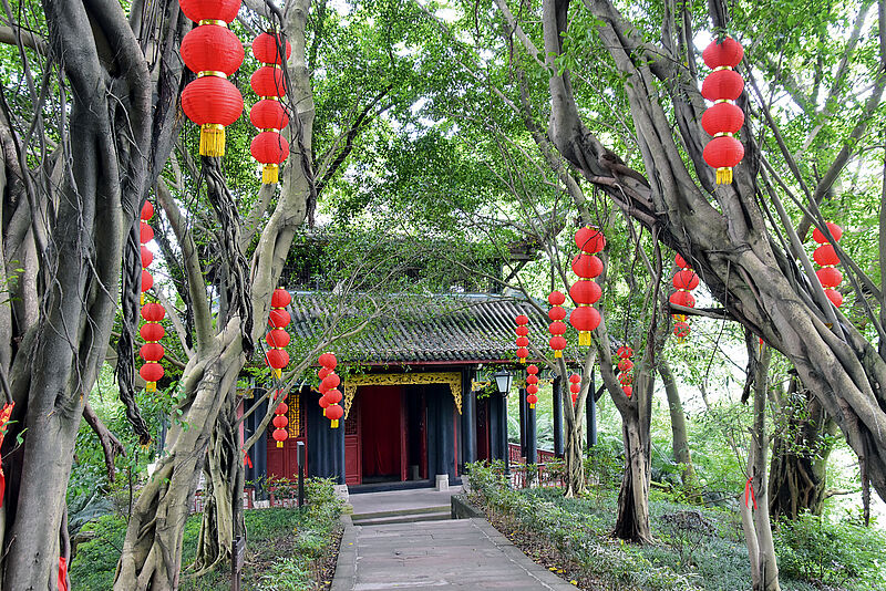 Hunderte roter Lampions säumen den Treppenweg in den chinesischen Himmel