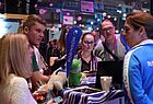 Menschen an einem Stand von Robinson