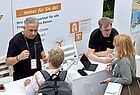 Am Stand von Schmetterling: Produkt-Manager Köksal Bayrak (links) und der neue Chef von Air Conso, Guido Asmuth