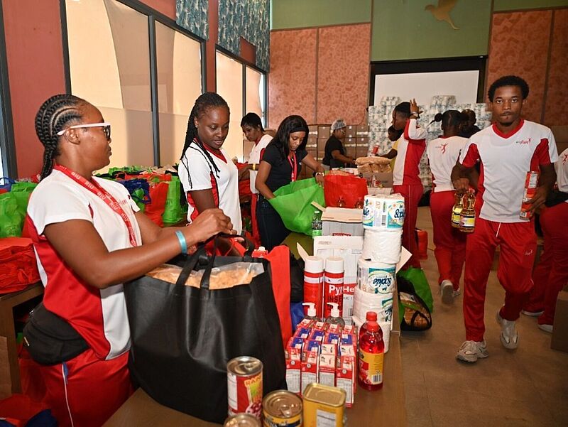 Die Riu-Animateure auf Jamaika packen derzeit Hilfspakete. Foto: Riu Freiwillige auf Jamaika packen in einem Hilfsprojekt Lebensmittel und Hygieneartikel in Taschen, um Bedürftige nach Stornierungen im Tourismussektor zu unterstützen.