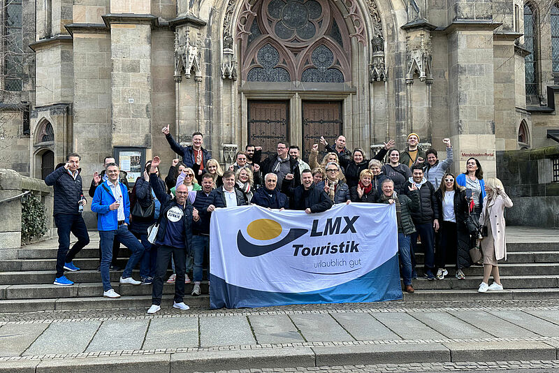 Einige Teilnehmer des Events vor der Thomaskirche in Leipzig