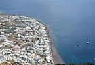 Blick auf den Ferienort Kamari an der Ostküste Santorins