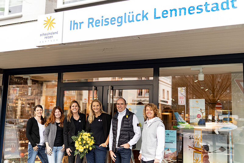 Das Team des Reisebüros „Ihr Reiseglück Lennestadt“ (von links): Sally Kluge, Sarah von Heißen, Sabine Homrighausen und Christine Weigelt mit Johannes Geißler und Britta von Coburg aus der Alpha-Zentrale