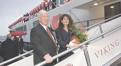 Taufpatin Stevi M. Tracas mit Viking-Gründer Torstein Hagen nach der Taufe der Viking Legend in Amsterdam.