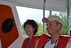 Die Speedboote, die die Gäste zu den Inseln bringen, sind alle überdacht und recht komfortabel, im Bild Bettina Steinweh (Key Account Manager, Lufthansa) und Christopher Schanz-Surie (Die Reiseboutique, Mörfelden-Walldorf)