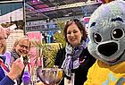 Drei Frauen und ein Plüschmaskottchen