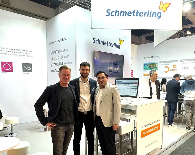 Drei Männer stehen auf einem Messestand