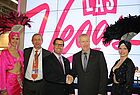 Auftakt für die nächste Dertour Academy in Las Vegas Ende dieses Jahres: Michael Goldsmith vom Las Vegas Visitor Bureau mit den Dertour-Managern Per Ilian (links) und Kevin Keogh