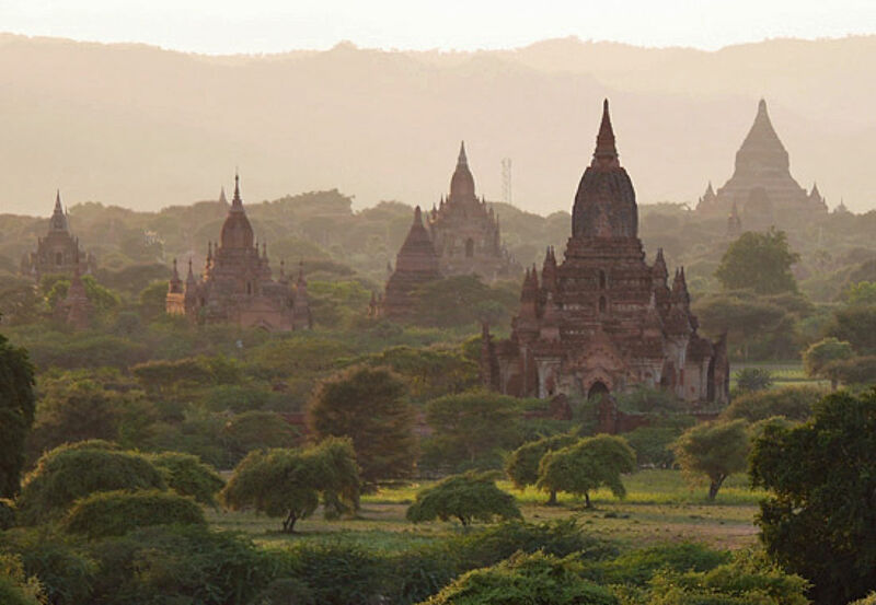 Ausblick auf die Tempelebene von Bagan: Fünf der alten Sakralbauten bleiben weiter zugänglich.