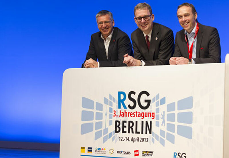 Norbert Fiebig, Chef der DER Touristik, mit den beiden RSG-Geschäftsführern Michael Dohmen (links) und Max Küppers (rechts).