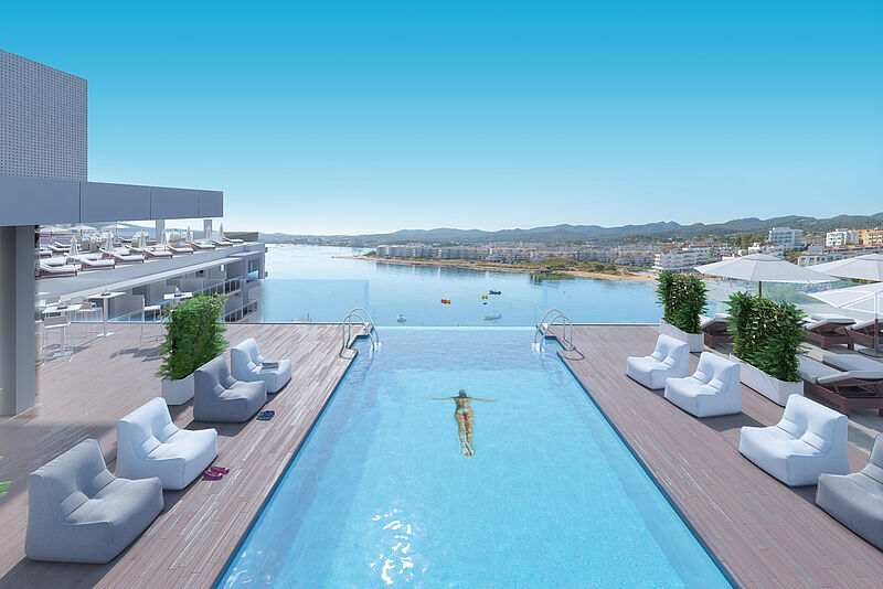 Im Amare Beach Hotel Ibiza können die Urlauber in einem Infinitypool baden