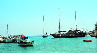 Kaiki heißen die Holzschiffe, mit denen Touristen in Griechenland von Insel zu Insel hoppen können.
