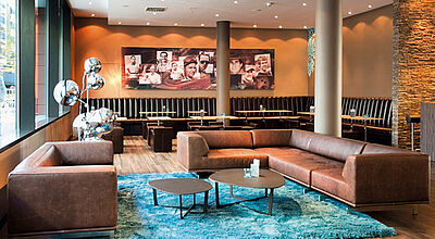 Ein bisschen Türkis muss in jedem Motel One zu sehen sein, hier die Lobby im Motel One Stuttgart Hauptbahnhof