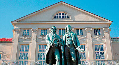 Vom Sockel grüßen die Dichterfürsten auf dem Theaterplatz in Weimar.