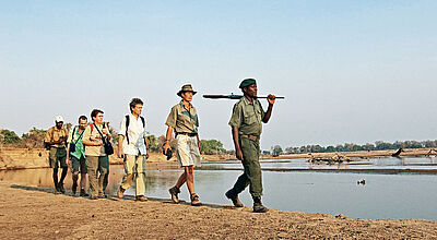 Mit Guide Deb Tittle geht es durch den Süd-Luangwa-Nationalpark