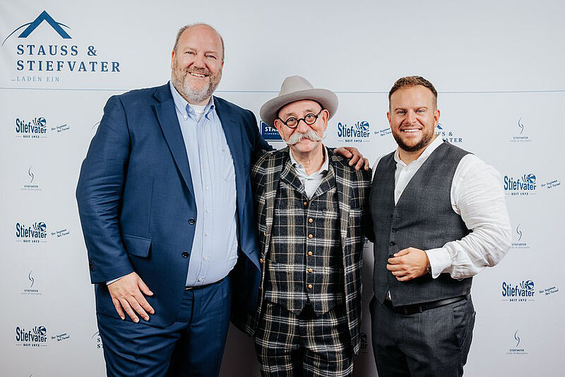 Stolz auf die gewaltige Spendensumme: Gastgeber Andreas Stauss (links) und Aron Stiefvater (rechts) mit Moderator Horst Lichter