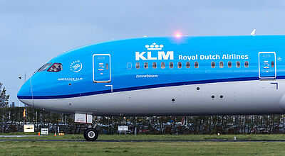 Bug und der vordere Rumpf eines blauen Langstreckenflugzeuges der Airline KLM vom Typ Boeing 787-Dreamliner in Nahaufnahme.