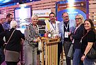 Menschen an einem Stand