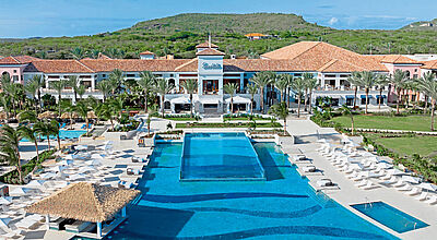 Beim „Dos Awa Infinity Pool“ im Sandals Royal Curacao liegen offenbar zwei Pools übereinander. Foto: Sandals