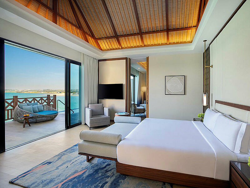 Im neuen Anantara Mina Al Arab Ras Al Khaimah Resort gibt es auch Overwater-Villen. Foto: Minor Hotels