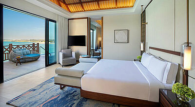 Im neuen Anantara Mina Al Arab Ras Al Khaimah Resort gibt es auch Overwater-Villen. Foto: Minor Hotels