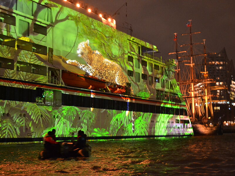 Die Schiffswand der Hanseatic Inspiration wurde zur Bühne für die Taufshow. Foto: ck