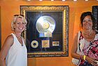 Iris Hrbaty vom TUI Reisebüro aus Rodgau (links) und Carmen Schenk (DER Reisebüro, Berlin) mit einer goldenen Schallplatte von Bob Marley