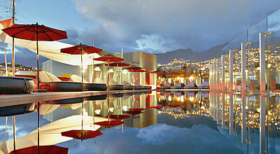 Pool und Restaurant befinden sich auf der Dachterrasse des LTI The Vine in Funchal