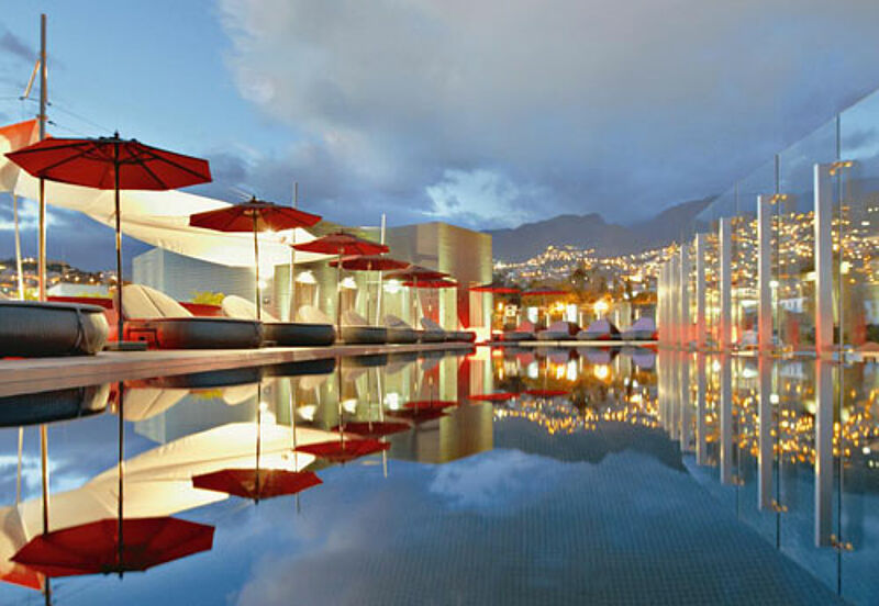 Pool und Restaurant befinden sich auf der Dachterrasse des LTI The Vine in Funchal