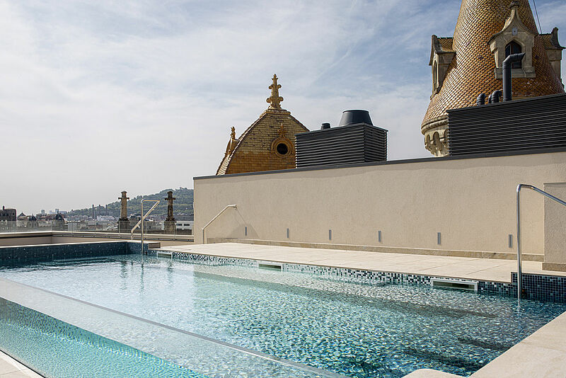 Kein Lifestyle-Hotel ohne Rooftop-Pool: das Me Barcelona