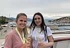 Ein Gläschen auf der Luxusyacht MS Adris: Jennifer Russnak (links) und Doriana Zurru (beide Reiseland)