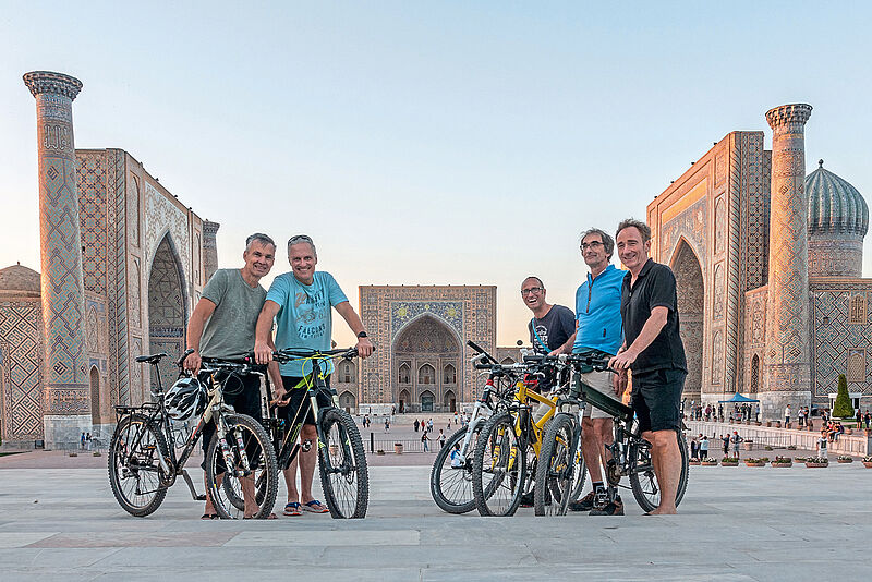 Die Fahrradgruppe auf dem Registan in Samarkand