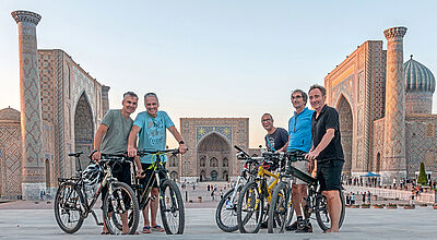 Die Fahrradgruppe auf dem Registan in Samarkand