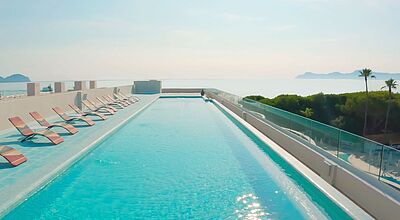 Sicht bis zum Meer: die Adults-only-Dachterrasse im Star-Prestige-Bereich des Iberostar Selection Albufera Playa