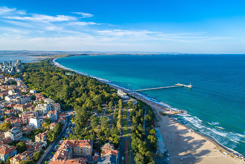 Blick auf Strand und Meer in der bulgarischen Stadt Burgas