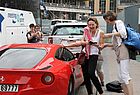Kaufen oder nicht? Simone Kirsten von Airport Flugreisen in Berlin checkt die Ferrari-Preise in Dubai