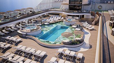 Zwischen den zahlreichen Landausflügen auf der Weltreise lädt das großzügige Pooldeck der Vista zum Entspannen ein. Foto: Oceania Cruises Blick auf das menschenleere Pooldeck eines Kreuzfahrtschiffs. Um den hellblau strahlenden Pool sind luxuriöse cremefarbene Sonnenliegen mit dicken Polsterauflagen angeordnet.