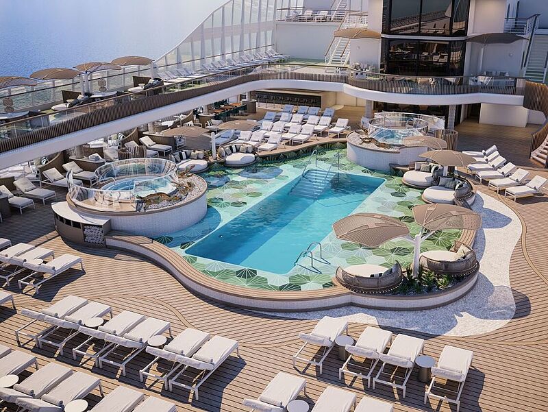Blick auf das menschenleere Pooldeck eines Kreuzfahrtschiffs. Um den hellblau strahlenden Pool sind luxuriöse cremefarbene Sonnenliegen mit dicken Polsterauflagen angeordnet.