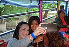 Viel Spaß im Partybus in Goldstrand (von links): Christiane Strobl vom Alltours Reisecenter Troisdorf und Suphattra Yoo-Unphanao vom Tourcontact Reisebüro David in Oelde
