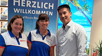Die Reiseverkäuferinnen Bianca Sefrin (links) und Alba Sanches-Gonzales mit Michael Sawang, Geschäftsführer Alltours Reisecenter, in den neuen Räumlichkeiten des Alltours Reisecenters in Edingen-Neckarhausen